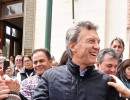 El presidente electo Mauricio Macri junto a los ciudadanos que se acercaron a saludarlo