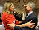 El Presidenta saluda a la reina Máxima de Holanda, en Davos.