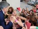 El presidente Mauricio Macri, recibe el saludo de un grupo de personas, en Córdoba.