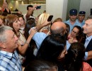 El Presidente Mauricio Macri se tomó selfies con los empleados del Centro Cívico del Bicentenario, en la ciudad de Córdoba, donde se realiza la primera reunión de Gabinete Nacional fuera de la Capital Federal.