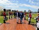 Mauricio Macri fue recibido por el cordón de honor de la gobernación, Federales de Bustos, en homenaje al primer gobernador provincial Juan Bautista Bustos.