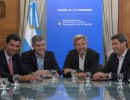 Rogelio Frigerio y Marcos Peña con los gobernadores de Salta, Juan Manuel Urtubey, y de San Juan, Sergio Uñac, durante la reunión en la Casa Rosada.