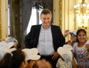 El presidente Macri en la Casa Rosada junto a un grupo de estudiantes del programa Escuela Abierta de la Ciudad de Buenos Aires.