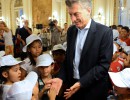 El presidente Macri en la Casa Rosada junto a un grupo de estudiantes del programa Escuela Abierta de la Ciudad de Buenos Aires.