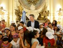 El presidente Macri en la Casa Rosada junto a un grupo de estudiantes del programa Escuela Abierta.