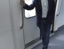 El Presidente Mauricio Macri viaja en los nuevos vagones del Ferrocarril General Roca momentos antes de anunciar la puesta en marcha del sistema eléctrico de la línea entre Quilmes y Constitución.