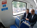 El Presidente Mauricio Macri viaja en los nuevos vagones del Ferrocarril General Roca junto al intendente de Quilmes, Martiniano Molina, momentos antes de anunciar la puesta en marcha del sistema eléctrico de la línea.