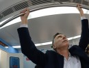 El Presidente Mauricio Macri viaja en los nuevos vagones del Ferrocarril General Roca momentos antes de anunciar la puesta en marcha del sistema eléctrico de la línea entre Quilmes y Constitución.