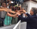 El Presidente Mauricio Macri saluda a vecinos de Quilmes momentos antes de anunciar la puesta en marcha del sistema eléctrico del Ferrocarril Roca.