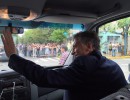 El Presidente Mauricio Macri llega a la estación de Quilmes y saluda a los vecinos momentos antes de anunciar la puesta en marcha del sistema eléctrico del Ferrocarril General Roca.