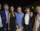 El Jefe de Estado, su esposa, Juliana Awada, y su hija Antonia, junto a Ronnie Wood, Mick Jagger, Charlie Watts y Keith Richards, en la quinta Los Abrojos.