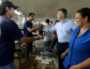 El presidente Mauricio Macri saluda a los trabajadores de una cooperativa de San Luis del Palmar que fabrica indumentaria.