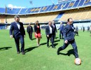 El Presidente junto a su par francés en la visita al estadio Alberto J. Armando.