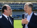 El Presidente junto a su par francés en la visita al estadio Alberto J. Armando.