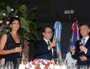 El presidente Mauricio Macri y su esposa, la Primera Dama, Juliana Awada, brindan con el presidente de Francia, Francois Hollande, en el Museo del Bicentenario.