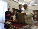  El presidente Mauricio Macri le obsequió a su Santidad una cruz, un poncho y varios CDs de música, mientras que el Papa le regaló el Medallón del Olivo y la encíclica laudato si. 