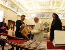  El Presidente Mauricio Macri y su esposa, la Primera Dama, Juliana Awada, intercambiaron obsequios con el Papa Francisco.