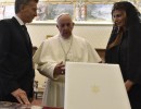  El Presidente Mauricio Macri y su esposa, la Primera Dama, Juliana Awada, entregan obsequio al Papa Francisco.