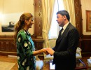 El primer ministro de Italia, Matteo Renzi, saluda a la primera dama, Juliana Awada