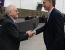 El presidente Mauricio Macri saludó al científico Conrado Varotto, quien expuso el trabajo que realiza como director ejecutivo de la Comisión Nacional de Actividades Espaciales, CONAE, ante el gabinete ampliado, que se celebró esta mañana en Tecnópolis. D