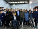 El presidente Macri visitó a estudiantes que reparan sillas de ruedas para el PAMI