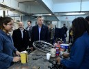 El presidente Macri visitó a estudiantes que reparan sillas de ruedas para el PAMI