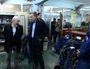 El presidente Macri visitó a estudiantes que reparan sillas de ruedas para el PAMI