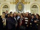 El Presidente saludó a jubilados que recorrían la Casa de Gobierno