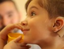 Más de 100 niños con hipoacusia recibirán implantes y audífonos