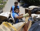 El Gobierno asiste a damnificados por las inundaciones que regresan a sus hogares en La Emilia