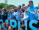 El presidente Mauricio Macri, junto a atletas