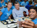 El presidente Mauricio Macri, junto a atletas