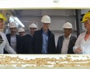 El Presidente recorrió una planta procesadora de almendras en Mendoza