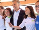 Macri, junto a nadadoras que participaron de los Juegos Nacionales Evita de Deporte Adaptado