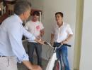 El Presidente visitó a un joven creador de una bicicleta eléctrica
