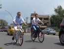 El Presidente visitó a un joven creador de una bicicleta eléctrica