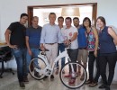 El Presidente visitó a un joven creador de una bicicleta eléctrica