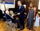 El Presidente celebró su cumpleaños en Casa Rosada con un jubilado de 100 años