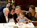 El Presidente celebró su cumpleaños en Casa Rosada con un jubilado de 100 años