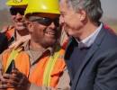 El Presidente saludó a trabajadores que construyen una autopista en la Ruta 34