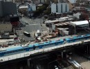 El tren Belgrano Sur ya circula elevado sobre la avenida Sáenz
