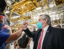 El Presidente visitó la planta de Volkswagen en Tigre, que retomó su producción esta semana