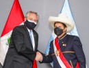 El Presidente mantuvo en Lima un encuentro bilateral con el flamante mandatario peruano, Pedro Castillo