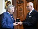 El presidente visitó la Universidad de La Sorbona, se reunió con el Consejo Académico y recibió una medalla