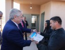 “La Argentina es una y no puede haber regiones más beneficiadas que otras”, dijo el presidente al entregar 800 viviendas en Santiago del Estero