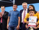 “La Argentina es una y no puede haber regiones más beneficiadas que otras”, dijo el presidente al entregar 800 viviendas en Santiago del Estero
