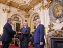 El Presidente encabezó la ceremonia de entrega de despachos y sables a la cúpula de las Fuerzas Armadas