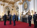 El Presidente encabezó la ceremonia de entrega de despachos y sables a la cúpula de las Fuerzas Armadas