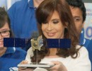 La Presidenta recibe una maqueta del satélite Arsat-1