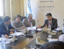 Capitanich y funcionarios del gobierno nacional con representantes de la cadena de valor de frutas